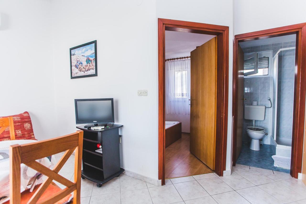 Apartmani Males ロゴズニッツァ エクステリア 写真