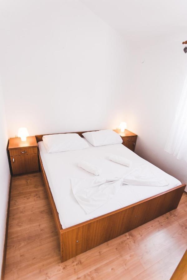 Apartmani Males ロゴズニッツァ エクステリア 写真
